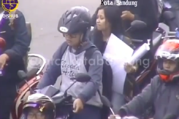Pembonceng wanita di Bandung kesal kena tegur CCTV