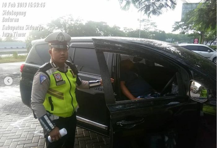 Petugas PJR menemukan mayat di dalam kabin Toyota Kijang Innova.