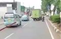 Video Pemotor Cuekin Lampu Sein Truk Box, Alhasil Jadi Gilingan Aspal