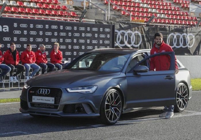 Luis Suarez dengan mobil Audi RS 6 Avant