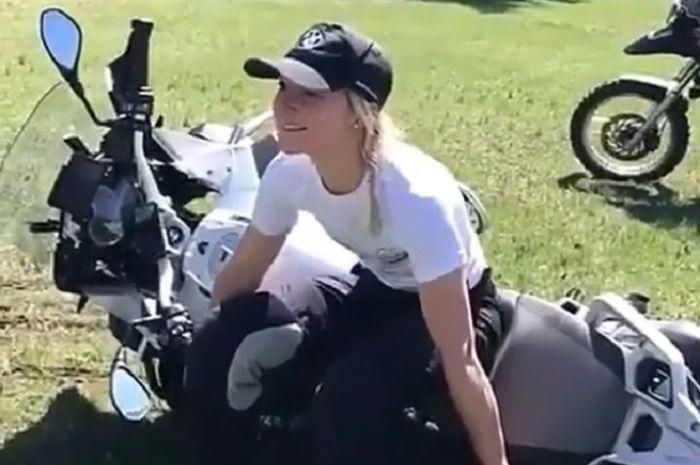 Cewek cantik ini angkat motor seberat 260 kg