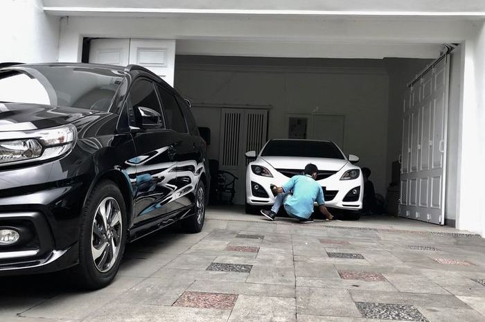 Honda Mobilio dan Mazda 6 di garasi mobil Desy Ratnasari