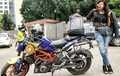 Cantik, Lady Biker Pakai KTM Duke 390 Penggemar Valentino Rossi
