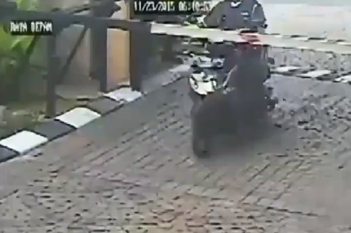 Pengendara Motor Tabrak Portal