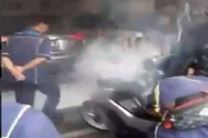 Yamaha NMAX keluarkan asap tebal akibat kesalahan saat memasang aksesoris.