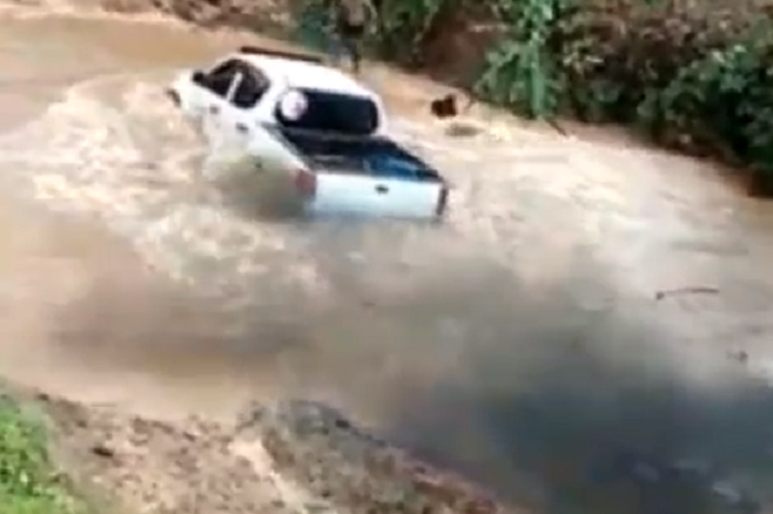 Detik-detik Mitsubishi Strada Triton bupati Mateng hanyut di sungai