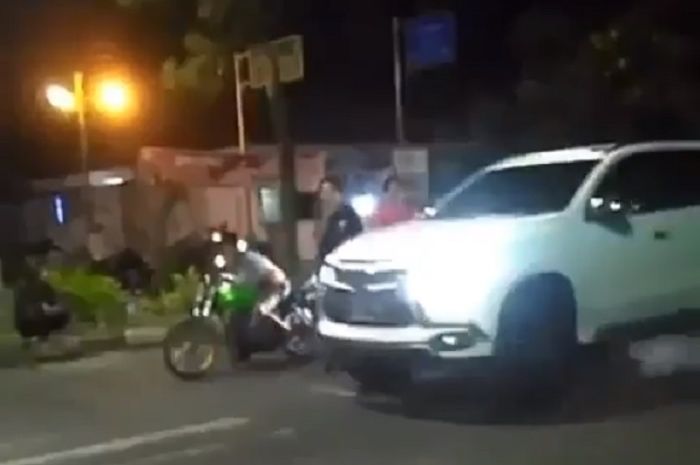 Adu balap drag motor vs Mitsubishi Pajero Sport