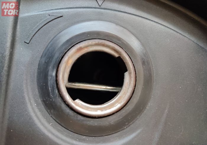 Besi melintang di lubang tangki motor berguna sebagai batas maksimal
