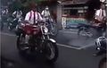 Bikin Geli, Konvoy Pakai Seragam SD Tapi Muka Kelewat Tua, Geber-geber Yamaha RX-King