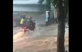 Video Banjir Parah Terjang di Semarang, Bikers Terseok-seok Kena Arus Deras