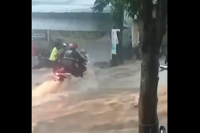 Banjir parah terjang Kota Semarang, banyak kendaraan yang roboh