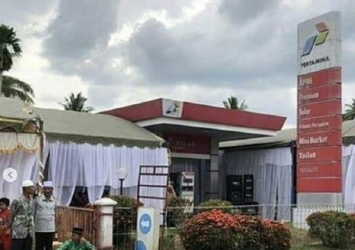 Pom bensin disulap jadi tempat pesta pernikahan di Kalimantan