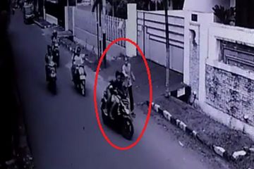 Terekam CCTV, Bocah Bau Kencur Bukannya Sekolah, Malah Jadi ...
