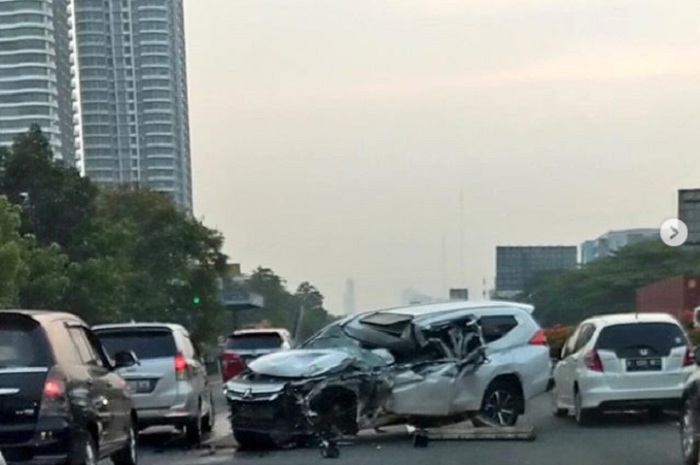 Kecelakaan All New Mitsubishi Pajero Sport hingga remuk