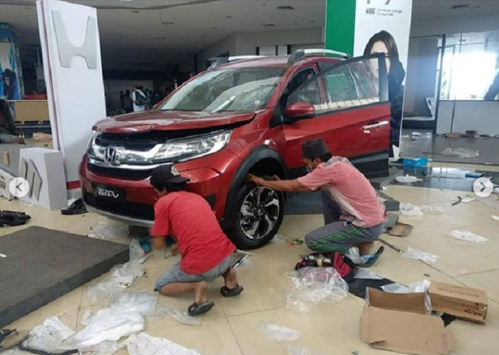 Aksi penjarahan mobil display di Palu, Sulawesi Tengah