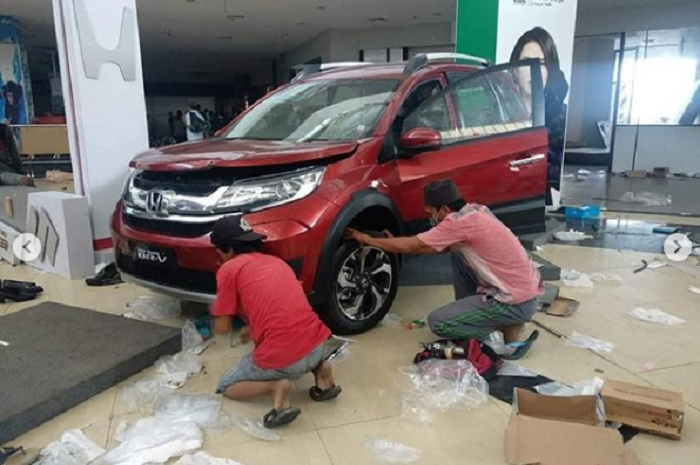 Aksi penjarahan mobil display di Palu, Sulawesi Tengah