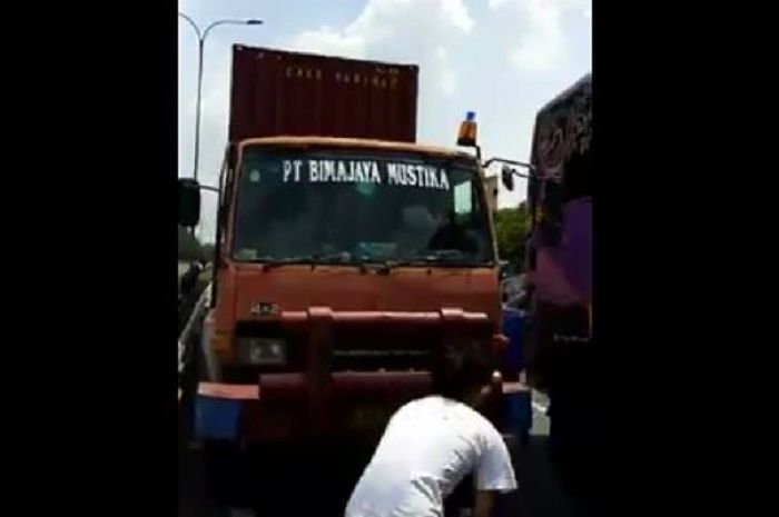 Sebuah bus AKAP terlibat kejar-kejaran dengan truk kontainer di jalan tol.