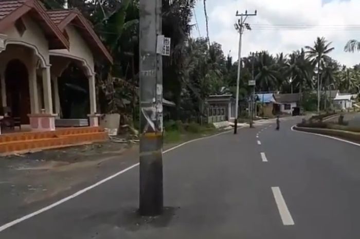 Hati-hati lewat jalan ini, ada tiang di tengah jalan dan berjejer banyak