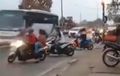 Video Pengendara Motor Lawan Arus Langsung Kabur Putar Balik Saat Dihadang Sepeda