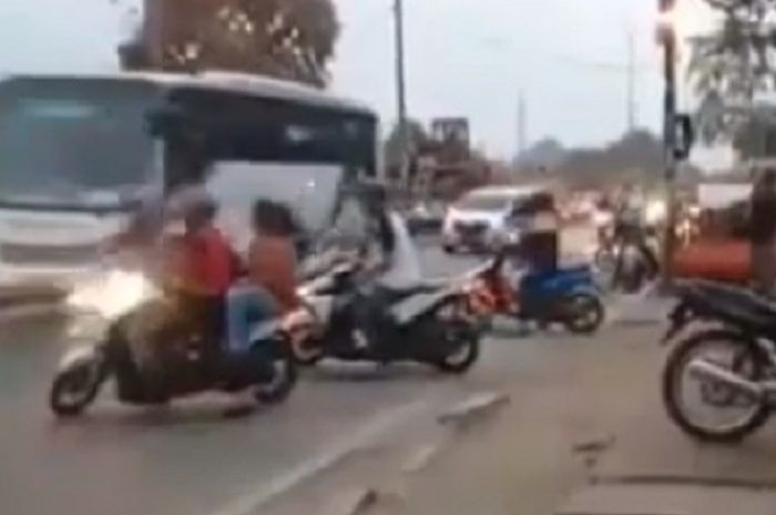Pemotor balik arah saat dihadang lelaki naik sepeda di Cikarang, Jawa Barat.
