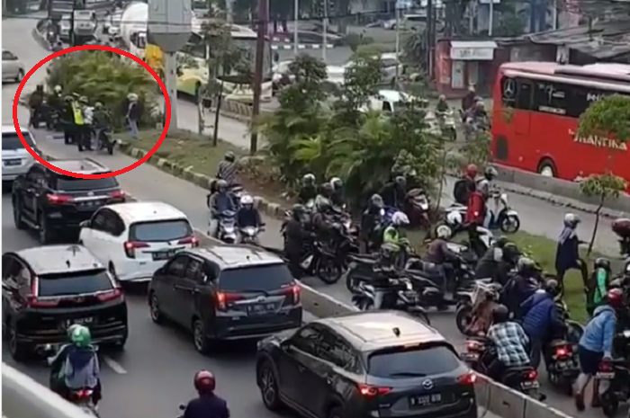 Pemotor melintas di jalur busway