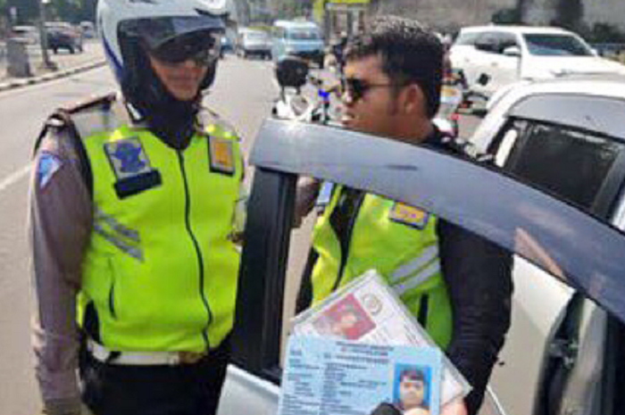 Polisi gadungan lakukan pungli di Flyover Casablanca, Jakarta Selatan, Minggu (15/07/2018)