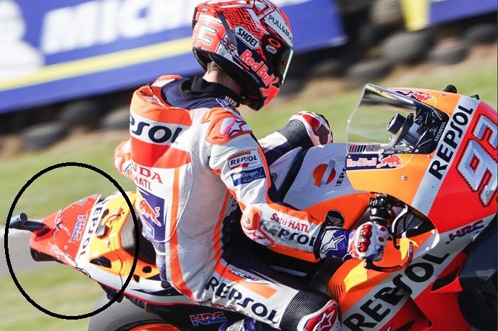 Motor Marc Marquez rusak pada bagian belakang usai ditabrak Johann Zarco di MotoGP Australia 2018.