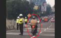 Bagai Dapat Kartu Keberuntungan, Pemotor Lewat JLNT Casablanca Jalan Santai Saat Razia