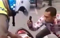 Kocak, Pemotor Ngangkang-Ngangkang Rekam Polisi Yang Menilangnya
