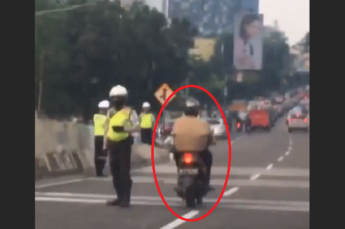 Pemotor melintas di JLNT Casablanca dan dibiarkan lewat oleh polisi