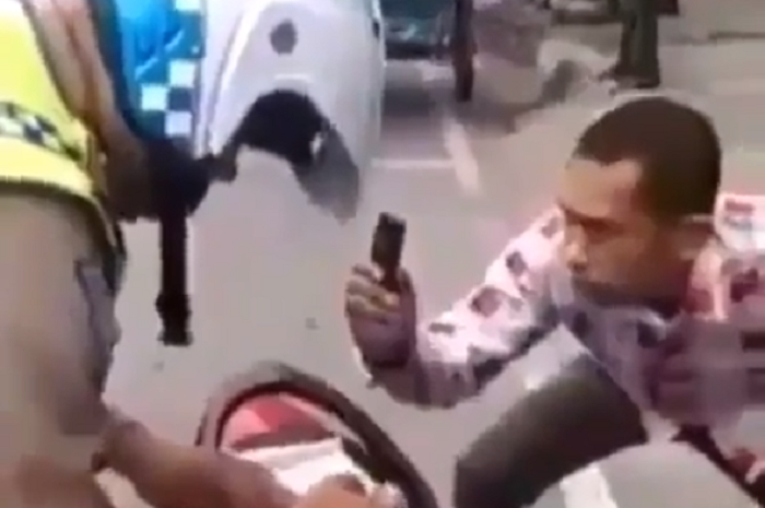 Mukanya enggak santai banget nih