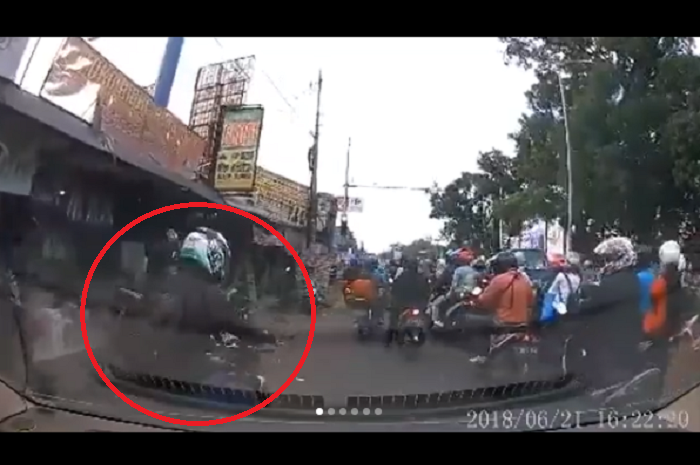 Insiden motor serempet mobil