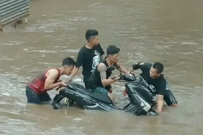 Yamaha NMAX berada di tengah sungai