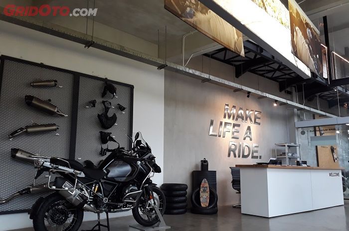 Bagian Depan Dealer BMW Motorrad Indonesia