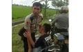 Bocah Merengek Peluk Motor Tak Mau Lepas, Polisi Cuek Tanya Surat