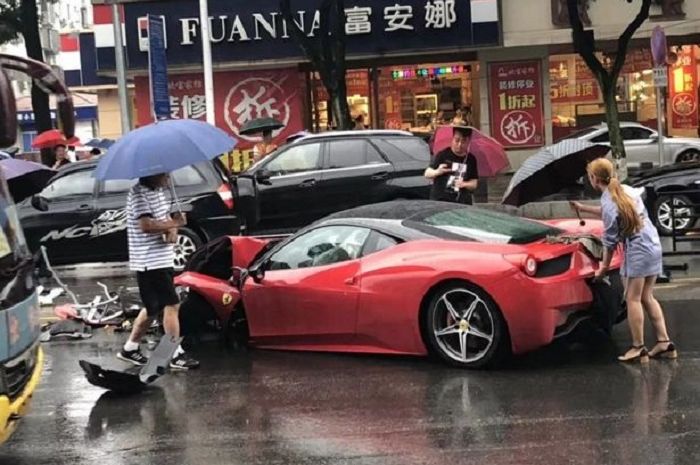 Ferrari 458 hancur hanya beberapa detik keluar dari dealer