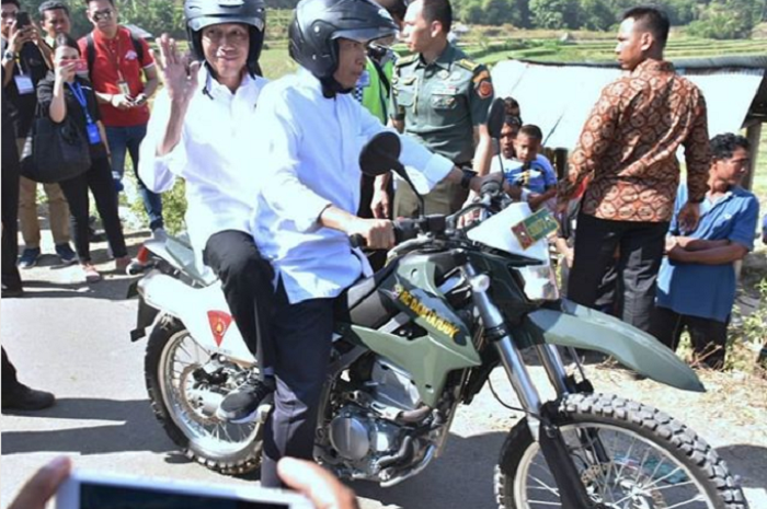 Presiden Joko Widodo dibonceng naik Kawasaki KLX