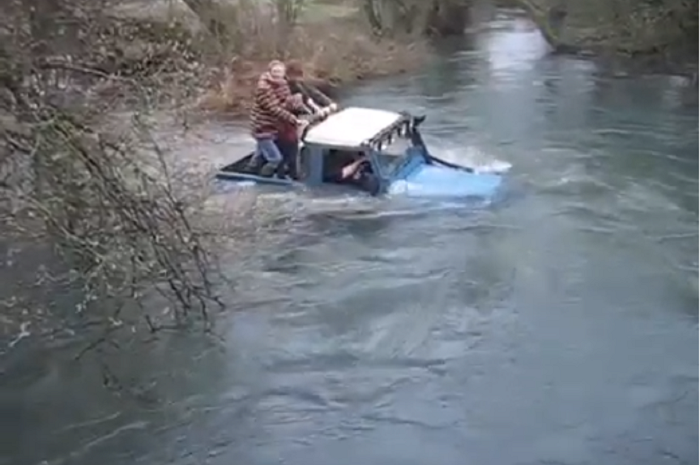 Mobil Land Rover Menerabas Sungai