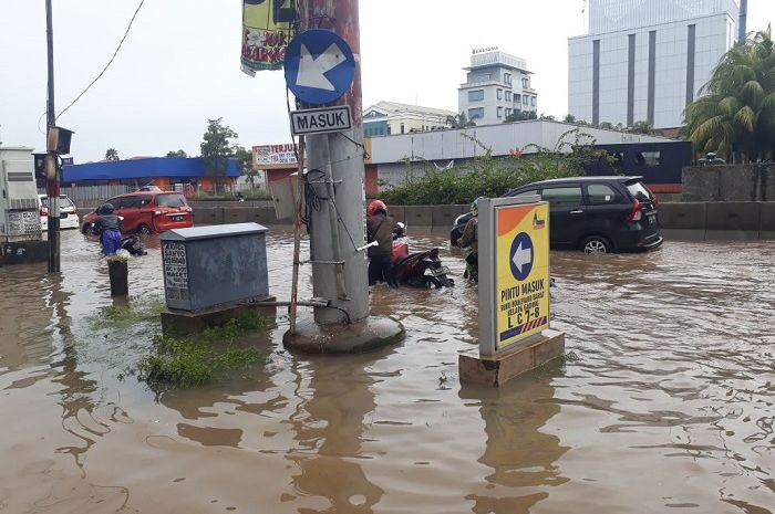 Musim hujan, sejumlah ruas jalan tergenang air, bikers harus hati-hati