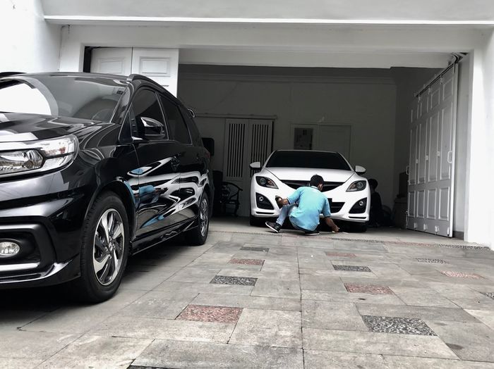 Honda Mobilio dan Mazda 6 di garasi mobil Desy Ratnasari