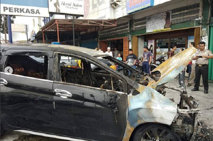 Mitsubishi Xpander terbakar di Pekanbaru