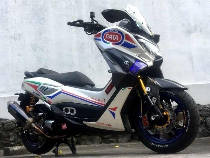 Tampilan samping modifikasi Yamaha NMAX pakai livery superbike