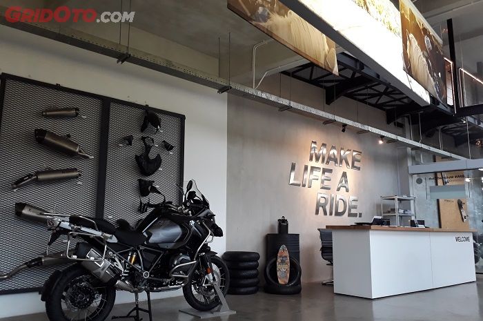 Bagian Depan Dealer BMW Motorrad Indonesia