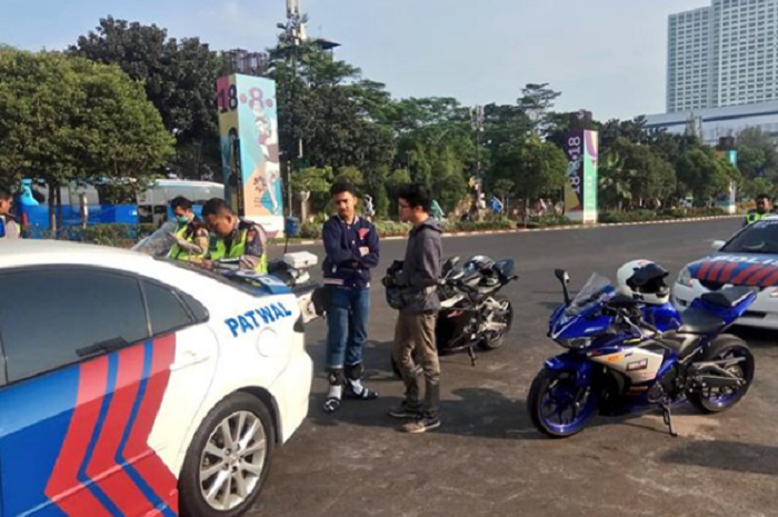 Polisi menindak anak muda yang kebut-kebutan di Jalan Asia Afrika