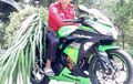 Pria Ini Pakai Kawasaki Ninja 250 Untuk Menyabit Rumput, Jare Nek Ora Ninja Ora Dicinta?