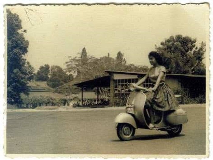 Peserta Menunjukkan kebolehannya mengendarai Vespa