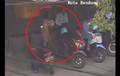 Terciduk Emak-emak Boncengan Naik Motor Gak Pakai Helm, Malah Parkir di Pangkalan Ojek