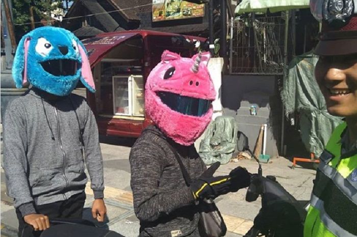 Pengguna helm karakter kartun lucu diberhentikan polisi di Bandung.