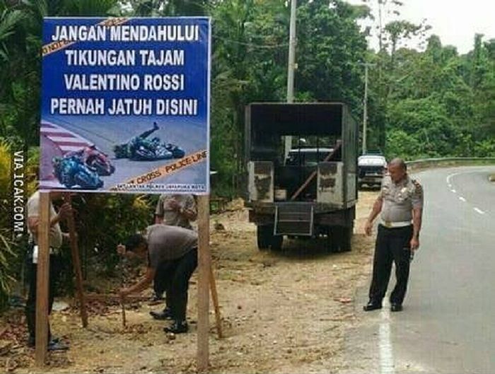 Spanduk keselamatan yang membawa nama Rossi