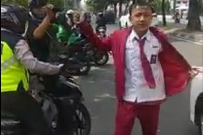 Pelajar SMK ngamuk dan melawan polisi saat ditilang di Medan.